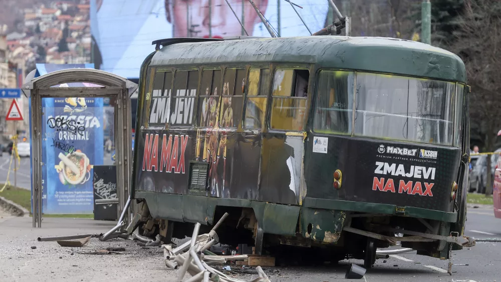 12.02.2026., Sarajevo, Bosna i Hercegovina - Na glavnoj gradskoj prometnici, u ulici Zmaja od Bosne tramvaj je iskocio iz tracnica pri cemu je ostecena i tramvajska stanica. Hitne sluzbe su na terenu, u nesreci je ozlijedjeno nekoliko osoba. Photo: Armin Durgut/PIXSELL