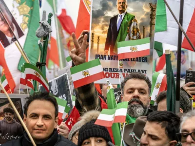 Demonstranti pred nekaj dnevi v Muenchnu. Opozicijske stranke si niso enotne, kak&scaron;na je najbolj&scaron;a pot naprej. / Foto: Profimedia