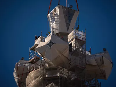 A crane lifts the upper arm of the cross onto the Tower of Jesus Christ at the Sagrada Familia in Barcelona, Spain, Friday, Feb. 20, 2026, reaching the basilica's maximum height of 172.5 meters (566 feet). (AP Photo/Emilio Morenatti) / Foto: Emilio Morenatti