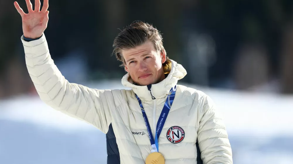 Milano Cortina 2026 Olympics - Cross-Country Skiing - Men's 10km + 10km Skiathlon Victory Ceremony - Tesero Cross-Country Skiing Stadium, Lago, Italy - February 08, 2026. Gold medallist Johannes Hoesflot Klaebo of Norway celebrates on the podium after winning the Men's 10km + 10km Skiathlon REUTERS/Kai Pfaffenbach