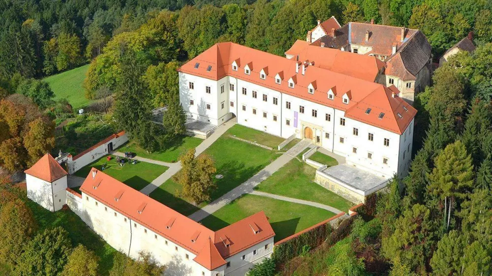 Obnova kulturnega spomenika državnega pomena Grad Negova sodi med zahtevnej&scaron;e investicije v tem delu države in med večje projekte na področju kulturne dedi&scaron;čine v Sloveniji. F visitradgona