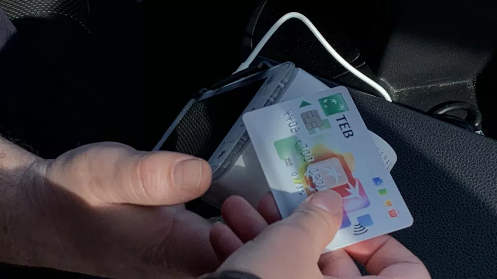 Brnik.Novinarska konferenca Druzbe za upravljanje javnega potniskega prometa, na kateri so predstavili uvedbo bancnega brezsticnega placevanja v medkrajevnem javnem potniskem prometu.Foto: STA