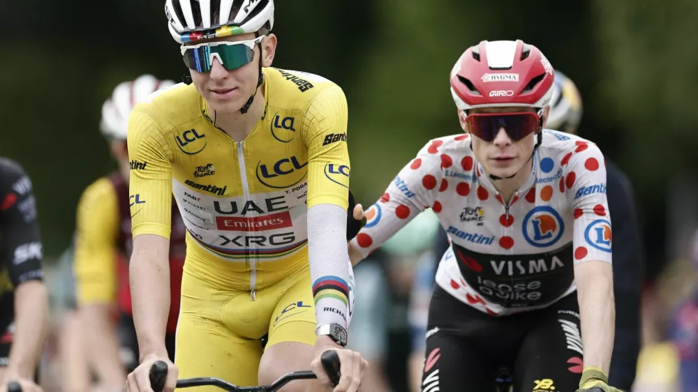 Cycling - Tour de France - Stage 20 - Nantua to Pontarlier - Pontarlier, France - July 26, 2025 UAE Team Emirates XRG's Tadej Pogacar and Team Visma | Lease a Bike's Jonas Vingegaard cross the finish line after stage 20 REUTERS/Benoit Tessier