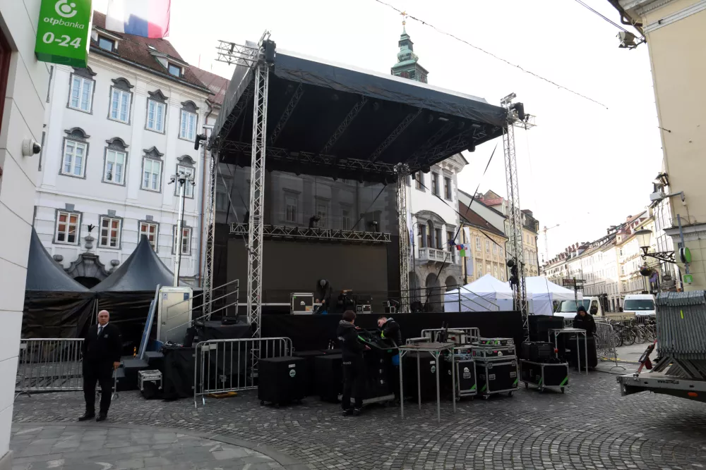23. 02. 2026 - postavljanje odra za sprejem skakalcevFoto: Tomaž Skale