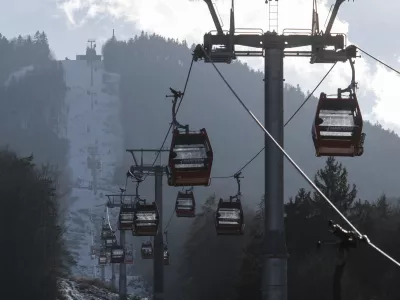 - Pohorska vzpenjača - gondola -- 21.02.2015 - Smuči&scaron;če Mariborsko Pohorje - &Scaron;portni center Pohorje - največji smučarski center v Sloveniji -  ///FOTO: Luka Cjuha.