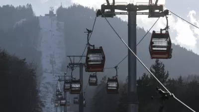 - Pohorska vzpenjača - gondola -- 21.02.2015 - Smučišče Mariborsko Pohorje - Športni center Pohorje - največji smučarski center v Sloveniji -  ///FOTO: Luka Cjuha.