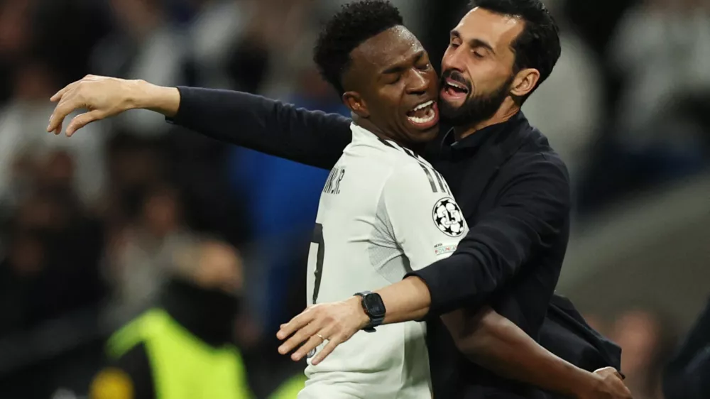 Soccer Football - UEFA Champions League - Real Madrid v AS Monaco - Santiago Bernabeu, Madrid, Spain - January 20, 2026 Real Madrid's Vinicius Junior celebrates scoring their fifth goal with coach Alvaro Arbeloa REUTERS/Violeta Santos Moura