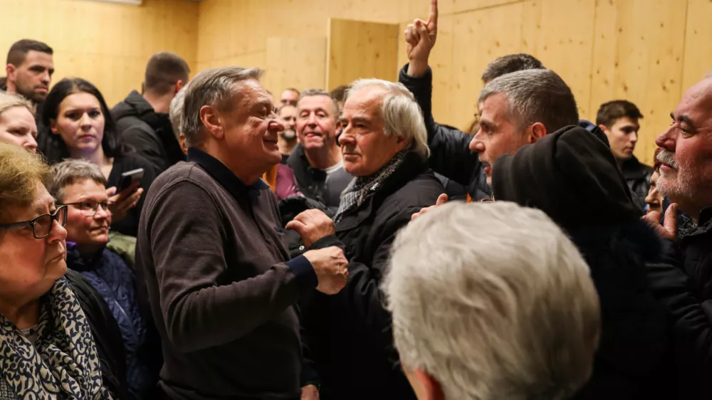 - Zoran Janković, Župan Mestne Občine Ljubljana.- Odvetnica iz pisarne Zaletel,- 29.01.2026. - Terenski sestanek Župana MOL s prebivalci &Scaron;tepanjskega naselja zaradi spremenjenega režima parkiranja v naselju.&Scaron;tepanjsko naselje, parkiranje, pomanjkanje parkiri&scaron;č.//FOTO: Bojan Velikonja