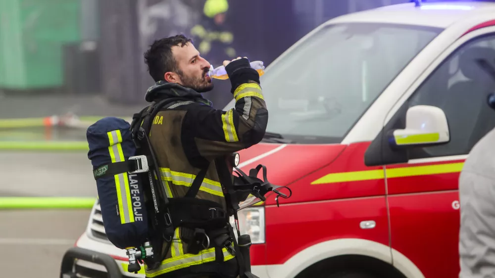 -14.12.2025. - Obsežen požar skladi&scaron;ča in logističnega centra SPAR Slovenija.- gasilci,//FOTO: Bojan Velikonja