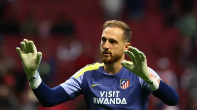 Soccer Football - LaLiga - Atletico Madrid v Levante - Riyadh Air Metropolitano, Madrid, Spain - November 8, 2025 Atletico Madrid's Jan Oblak during the warm up before the match REUTERS/Susana Vera
