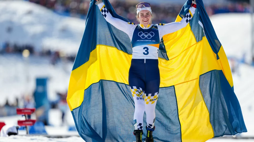 Ebba Andersson, of Sweden, celebrates after winning the gold medal in the cross country skiing women's 50km mass start classic at the 2026 Winter Olympics, in Tesero, Italy, Sunday, Feb. 22, 2026. (AP Photo/Matthias Schrader)