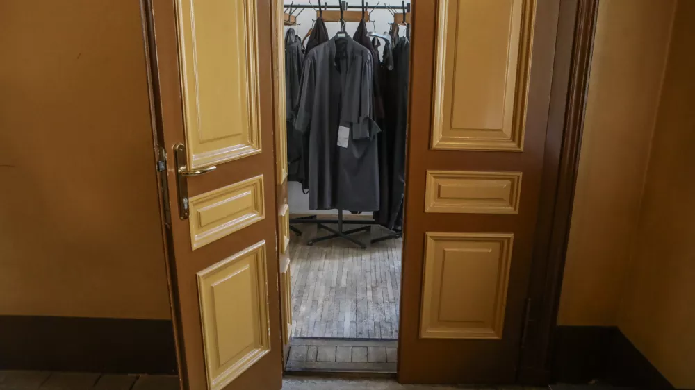 14.10.2025 - simbolična fotografija - sodi&scaron;če - sodstvo - tožilec - tožilstvo - toga - Foto: Luka Cjuha