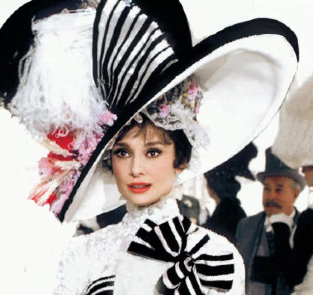 MODASODOBNA LINIJA KLOBUKA IN V&Scaron;EČNOST STA POVEZANA Z NAČINOM NO&Scaron;ENJAPrava krona za&scaron;čiteLeto&scaron;nji poletni klobuki spominjajo na Mlinski kamen &ndash; klobuk, ki ga je v filmu My Fair Lady nosila Audrey Hepburn