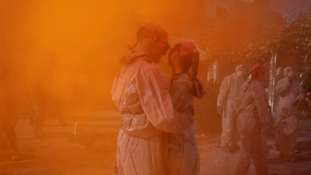 Revellers participate in 'flour war', dousing each other with tonnes of coloured flour, marking Clean Monday-the end of carnival season in the coastal town of Galaxidi, Greece, February 23, 2026. REUTERS/Alkis Konstantinidis   TPX IMAGES OF THE DAY   REFILE - CORRECTING YEAR FROM "2025" TO "2026". / Foto: Alkis Konstantinidis