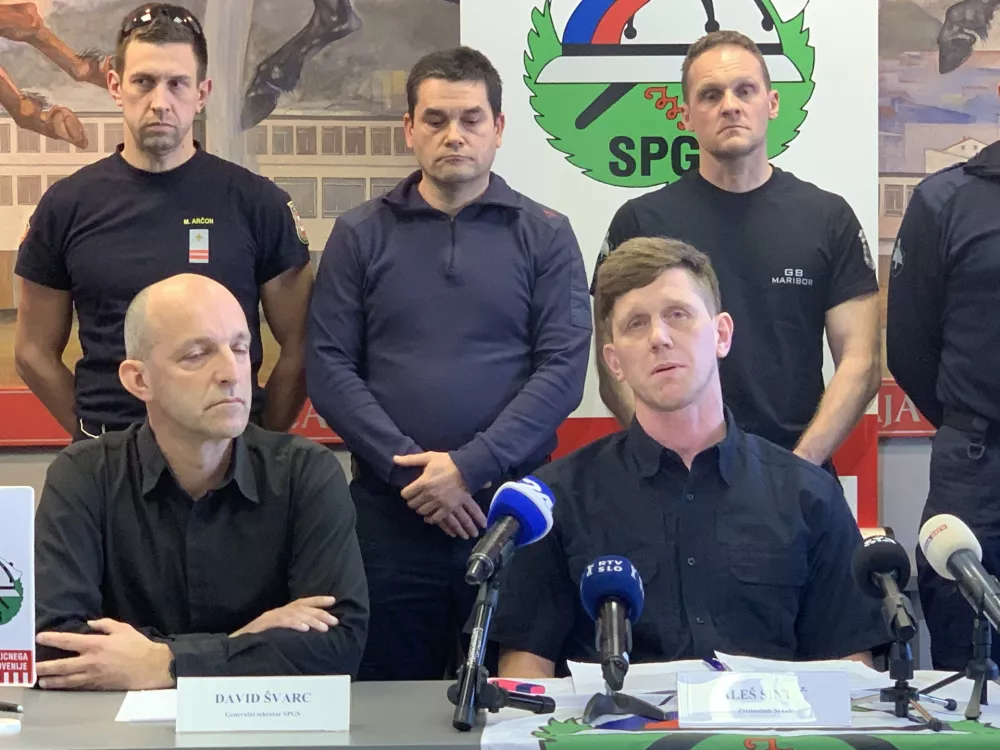 Ljubljana, Gasilska brigada Ljubljana.Novinarska konferenca Sindikata poklicnega gasilstva Slovenije (SPGS) po izredni seji predsedstva sindikata.Generalna sekretarja SPGS David Svarc in predsednik SPGS Ales Sintic.