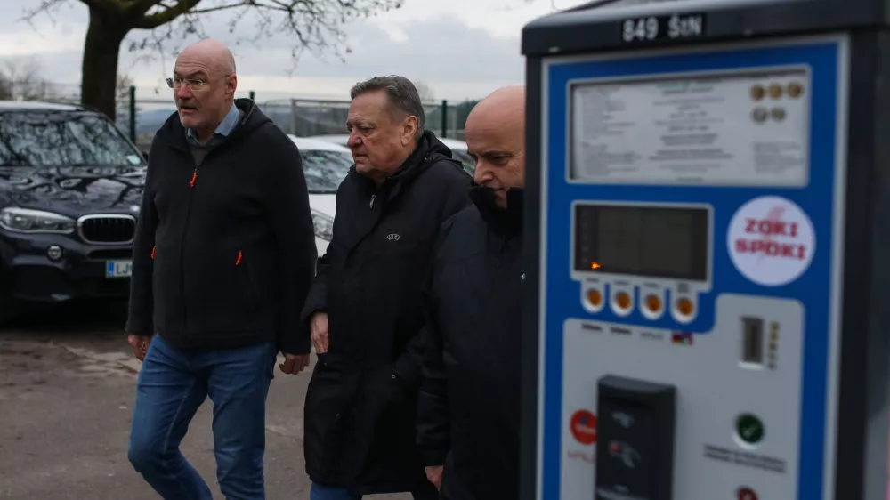 - Zoran Janković, Župan Mestne Občine Ljubljana. Parkirni avtomat.- 29.01.2026. - Terenski sestanek Župana MOL s prebivalci &Scaron;tepanjskega naselja zaradi spremenjenega režima parkiranja v naselju.&Scaron;tepanjsko naselje, parkiranje, pomanjkanje parkiri&scaron;č.//FOTO: Bojan Velikonja