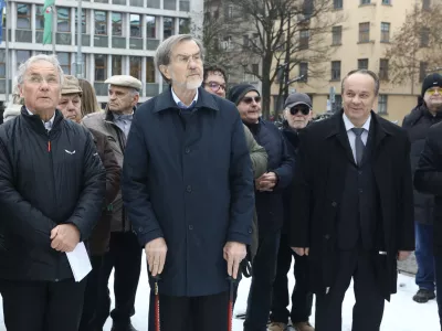 Ale&scaron; Hojs, Lojze Peterle, Branko Grims13.01.2026 - spominska slovesnost ob obletnici smrti politika Jožeta Pučnika (1932-2003), osrednja govornika bosta podpredsednik SDS Ale&scaron; Hojs in prvi predsednik slovenske vlade Lojze Peterle; Trg republikeFoto: Luka Cjuha