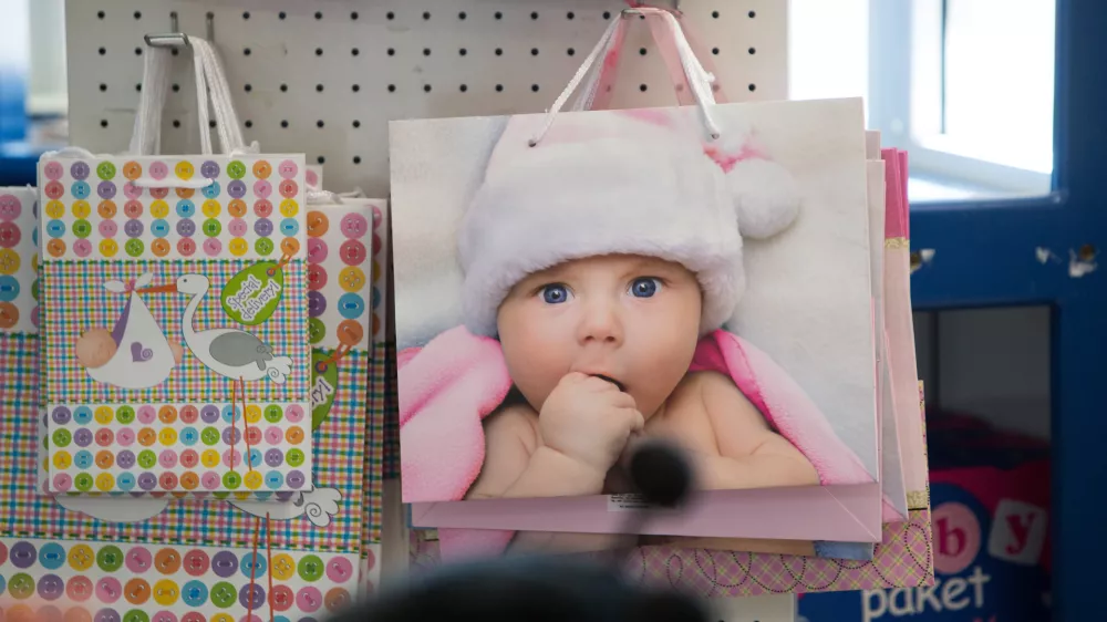 - simbolična fotografija - rojstvo - dojenček - otrok- 06.12.2017 &ndash; Porodni&scaron;nica v Ljubljani &ndash; odprtje obnovljene porodne sobe &scaron;t. 7 za tvegane porode - //FOTO: Matjaž Ru&scaron;t / Foto: Matjaž Ru&scaron;t