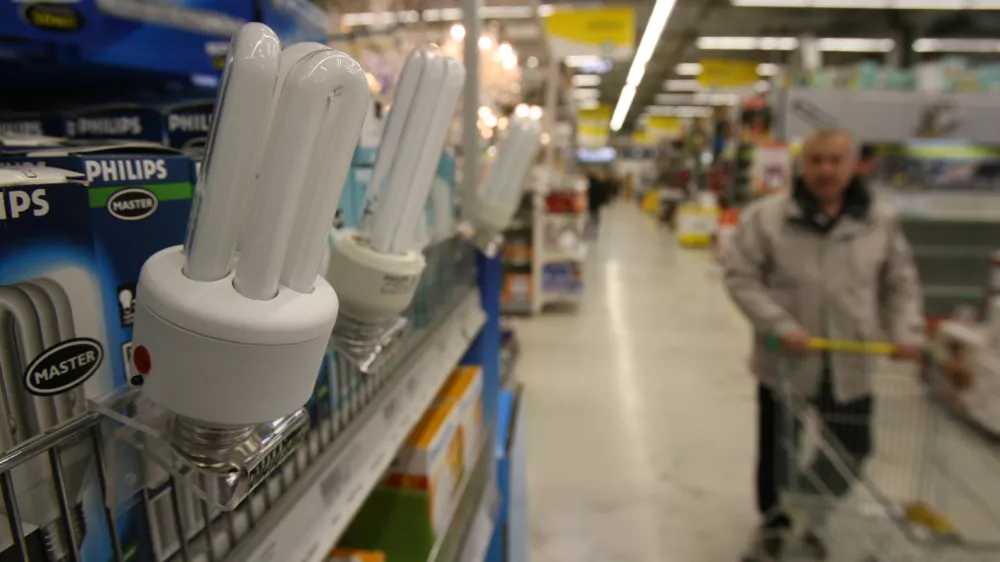 - varčna žarnica -. prihranek 80% stro&scaron;kov za električno energijo pri enaki svetilnosi kot pri klasični žarnici življenska doba 15.000 ur, (klasična žarnica le 1.000 ur) žarnive imajo vgrajeno elektronsko predstikalo, ki preprečuje utripanje ob vklopu &scaron;tevilo vklopov in izklopov ne vpliva na življensko dobo žarnice. žarnice so na voljo v različnih barvnih spektrih//FOTO: Bojan Velikonja  OPOMBA: ZA OBJAVO V ČASOPISU DNEVNIK