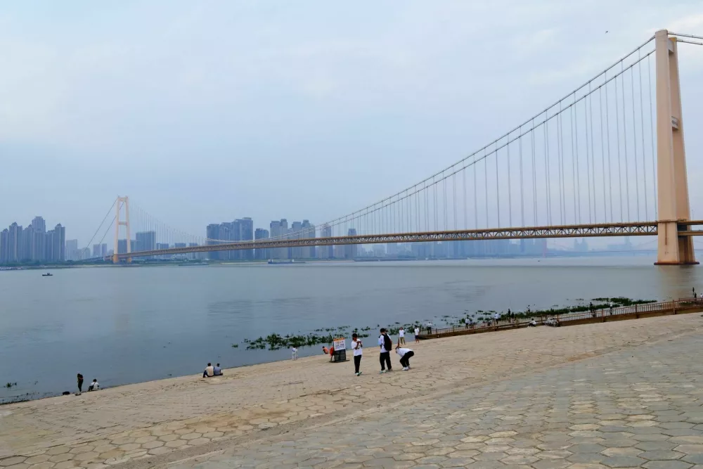 Wuhan,China-May 4th 2025: Yangsigang Yangtze River Bridge and city skyline / Foto: Robert Way