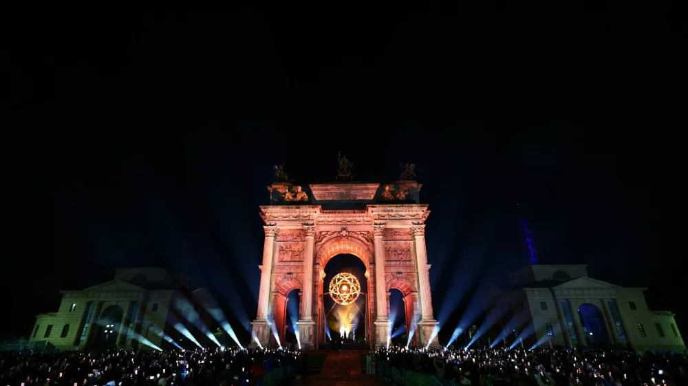 Milano Cortina 2026 Olympics - Opening Ceremony - Arco della Pace, Milan, Italy - February 06, 2026. The Olympic cauldron under the Arco della Pace in Milan is lit by Alberto Tomba and Deborah Compagnoni REUTERS/Guglielmo Mangiapane