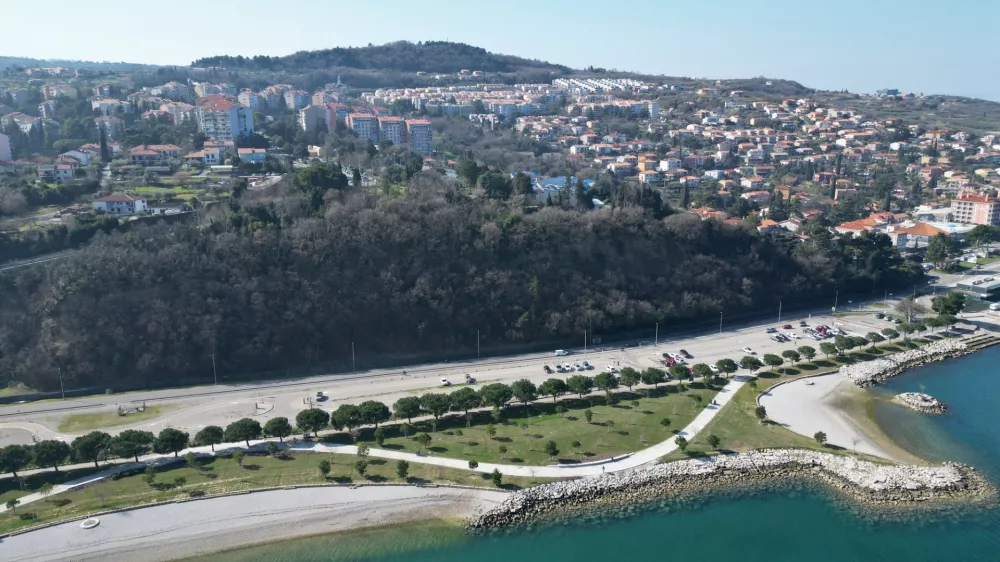 Koper, Zusterna.Koprski mestni svetniki so na cetrtkovi seji med drugim potrdili nakup dveh zemljisc na klifu nad obmorskim parkom v Zusterni.Foto: Mestna obcina Koper