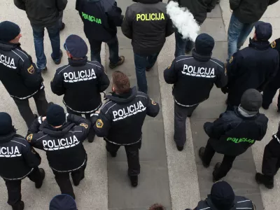- simbolična fotografija - 10.12.2015 - Policijska stavka - Policisti, ki stavkajo že od 18.novembra so se zopet zbrali pred vlado in parlamentom na protestnem shodu, s katerim želijo javnosti in predvsem vladi pokazati, da so enotni in odločeni vztrajati pri uveljavitvi zapisanih zavez, med drugim povečanje plač za 35 odstotkov in izplačilo presežnih ur, hkrati pa opozorili na neurejen status in neustrezno opremo - protestni shod - ///FOTO: Luka Cjuha
