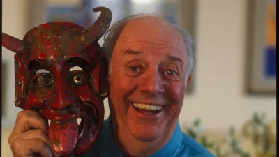 "Stage actor Dario Fo, in his home, smiles posing with the old mask of a devil, owned by the family to which belongs his wife Franca Rame. Milan (Italy), November 1994. (Photo by Pigi CipelliArchivio Pigi CipelliMondadori via Getty Images)" / Foto: Mondadori Portfolio