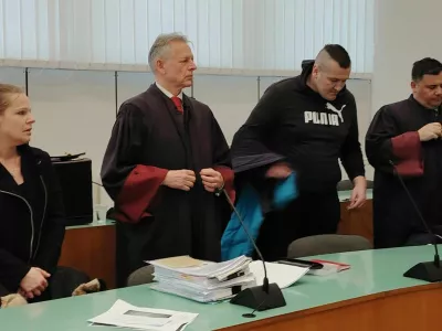 Tea Novak (prej Kotnik) in Tilen Novak (na fotografiji z zagovornikoma), sta nepravnomočno obsojena, ona na 12, on na 11 let in &scaron;est mesecev zapora.  / Foto: Mojca Marot