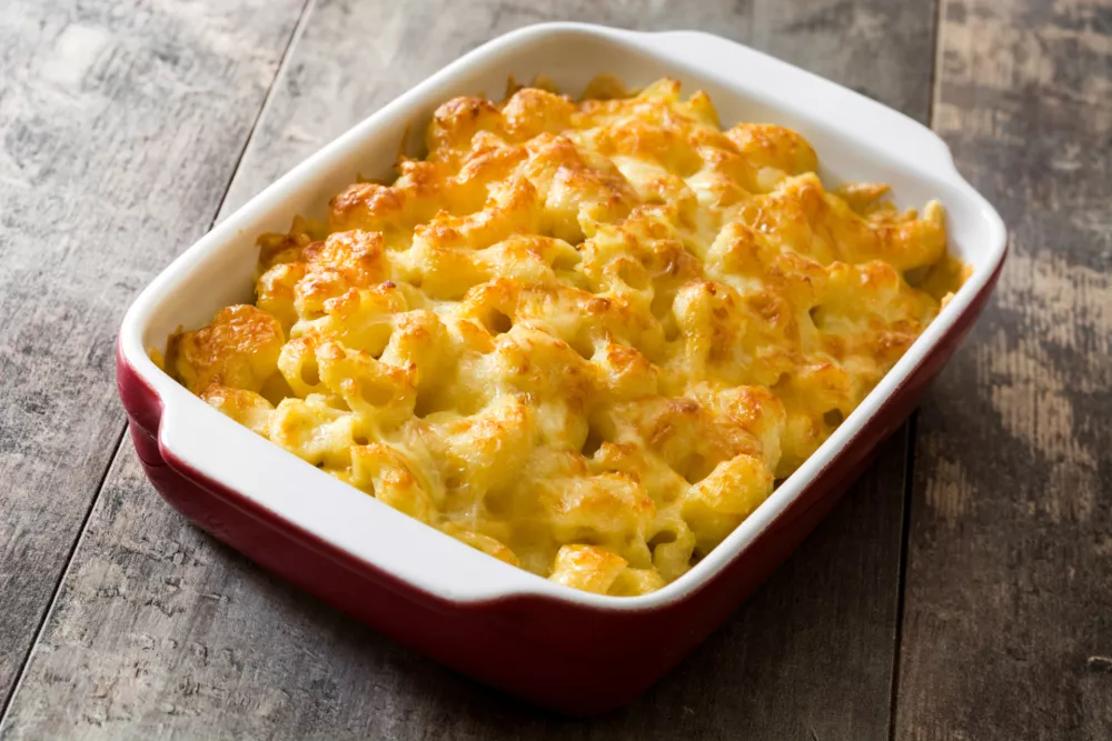 Typical American macaroni and cheese on wooden table / Foto: Etorres69