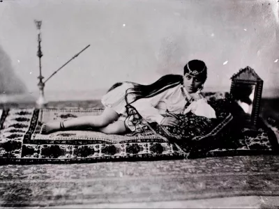 Fotografija dekleta iz leta 1901, ki je delo znamenitega fotografa Antoina Sevruguina. Na prehodu v 20. stoletje je fotografiral življenje v Iranu, predvsem vladajoče družine. / Foto: Antoin Savruguin