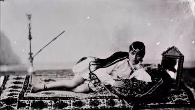 Fotografija dekleta iz leta 1901, ki je delo znamenitega fotografa Antoina Sevruguina. Na prehodu v 20. stoletje je fotografiral življenje v Iranu, predvsem vladajoče družine. / Foto: Antoin Savruguin