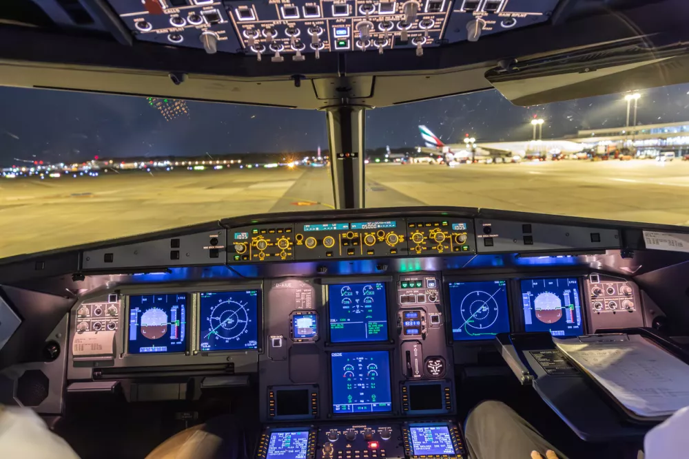 Hamburg, Germany - October 9, 2014: landing by night with a commercaial aircraft A320 at the airport of Frankfurt, Germany. / Foto: Travelview Getty Images