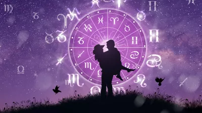 Astrological zodiac signs inside of horoscope circle. Couple singing and dancing over the zodiac wheel and milky way background. The power of the universe concept. / Foto: Peach_istock Getty Images/istockphoto