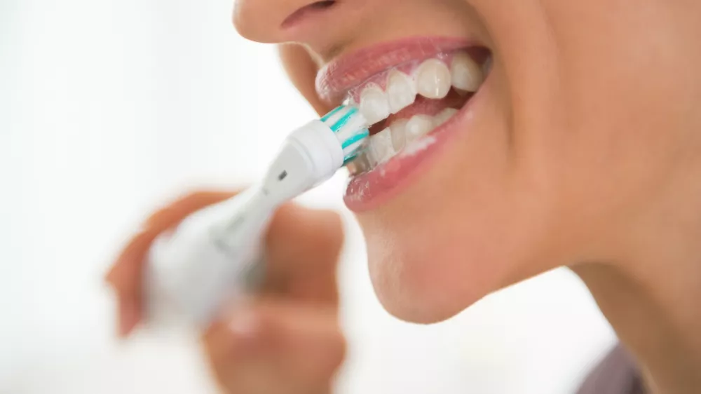 Closeup on young woman brushing teeth / Foto: Centralitalliance