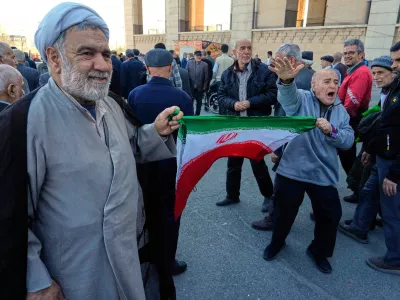 A worshipper chants slogan as he holds an Iranian flag with a cleric after the conclusion of the Friday prayers ceremony at the Imam Khomeini Grand Mosque in Tehran, Iran, Friday, Feb. 27, 2026. (AP Photo/Vahid Salemi) / Foto: Vahid Salemi