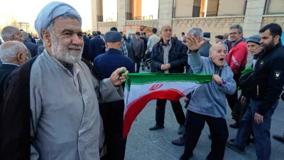A worshipper chants slogan as he holds an Iranian flag with a cleric after the conclusion of the Friday prayers ceremony at the Imam Khomeini Grand Mosque in Tehran, Iran, Friday, Feb. 27, 2026. (AP Photo/Vahid Salemi) / Foto: Vahid Salemi
