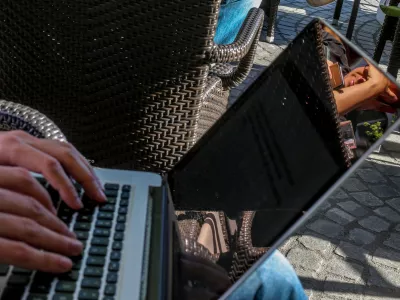 - prenosni računalnik - wireless - brezžično omrežje - brskanje po spletnih straneh - - Mobilna telefonija 2016 - komunikacijski sistem brez žične povezave - telekomunikacija - pametni telefoni, tablice, prenosni računalniki &hellip;//FOTO: Bojan VelikonjaOPOMBA: ZA OBJAVO V PRILOGI &ndash; DNEVNIKOV OBJEKTIV - REPORTAŽA 2016 -