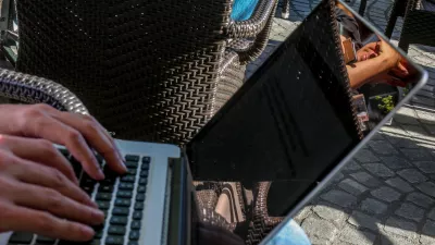 - prenosni računalnik - wireless - brezžično omrežje - brskanje po spletnih straneh - - Mobilna telefonija 2016 - komunikacijski sistem brez žične povezave - telekomunikacija - pametni telefoni, tablice, prenosni računalniki &hellip;//FOTO: Bojan VelikonjaOPOMBA: ZA OBJAVO V PRILOGI &ndash; DNEVNIKOV OBJEKTIV - REPORTAŽA 2016 -