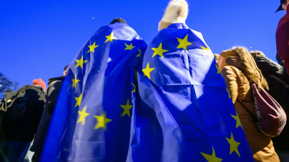 Na sn&iacute;mke demon&scaron;tranti počas protivl&aacute;dneho zhromaždenia Slovensko je Eur&oacute;pa na N&aacute;mest&iacute; Slobody v Bratislave 24. janu&aacute;ra 2025. Vo viacer&yacute;ch mest&aacute;ch Slovenska sa v piatok večer konaj&uacute; protesty, ktor&yacute;m cieľom je zd&ocirc;razniť, že Slovensko patr&iacute; do Eur&oacute;pskej &uacute;nie a Severoatlantickej aliancie. TASR o tom informovala Katar&iacute;na C&iacute;bikov&aacute; z iniciat&iacute;vy Mier Ukrajine.,Image: 957297297, License: Rights-managed, Restrictions: Image must be credited: TASR / Profimedia, Model Release: no