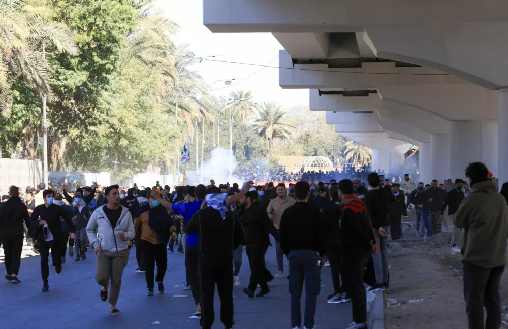 Security forces stand guard as protesters supporting Iraqi Shi'ite armed groups gathered near the entrance of the Green Zone and attempted to move toward the U.S. embassy after the killing of Iran's Supreme Leader Ayatollah Ali Khamenei, in Baghdad, Iraq, March 1, 2026. REUTERS/Thaier Al-Sudani