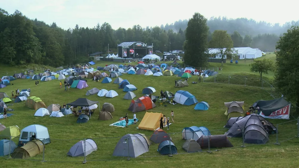 Rockerji pome&scaron;ani med va&scaron;ke babice