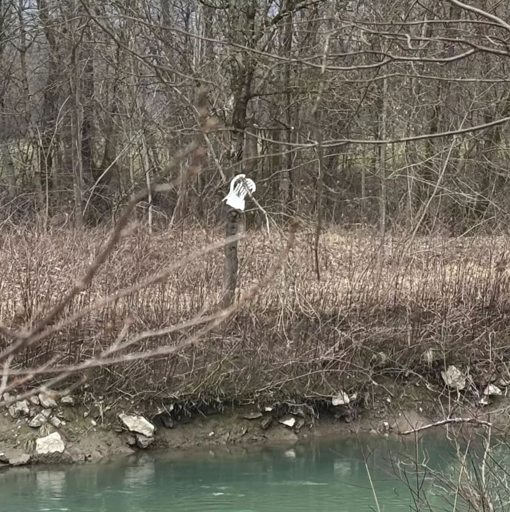 Plastični stol, vzmetnica, umivalnik &hellip; Okoli Save več divjih odlagali&scaron;č