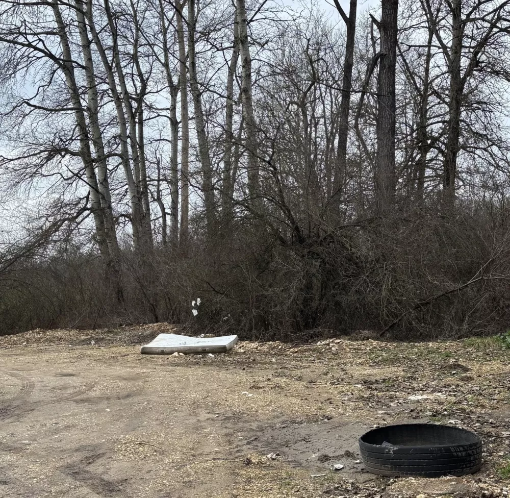 Plastični stol, vzmetnica, umivalnik &hellip; Okoli Save več divjih odlagali&scaron;č