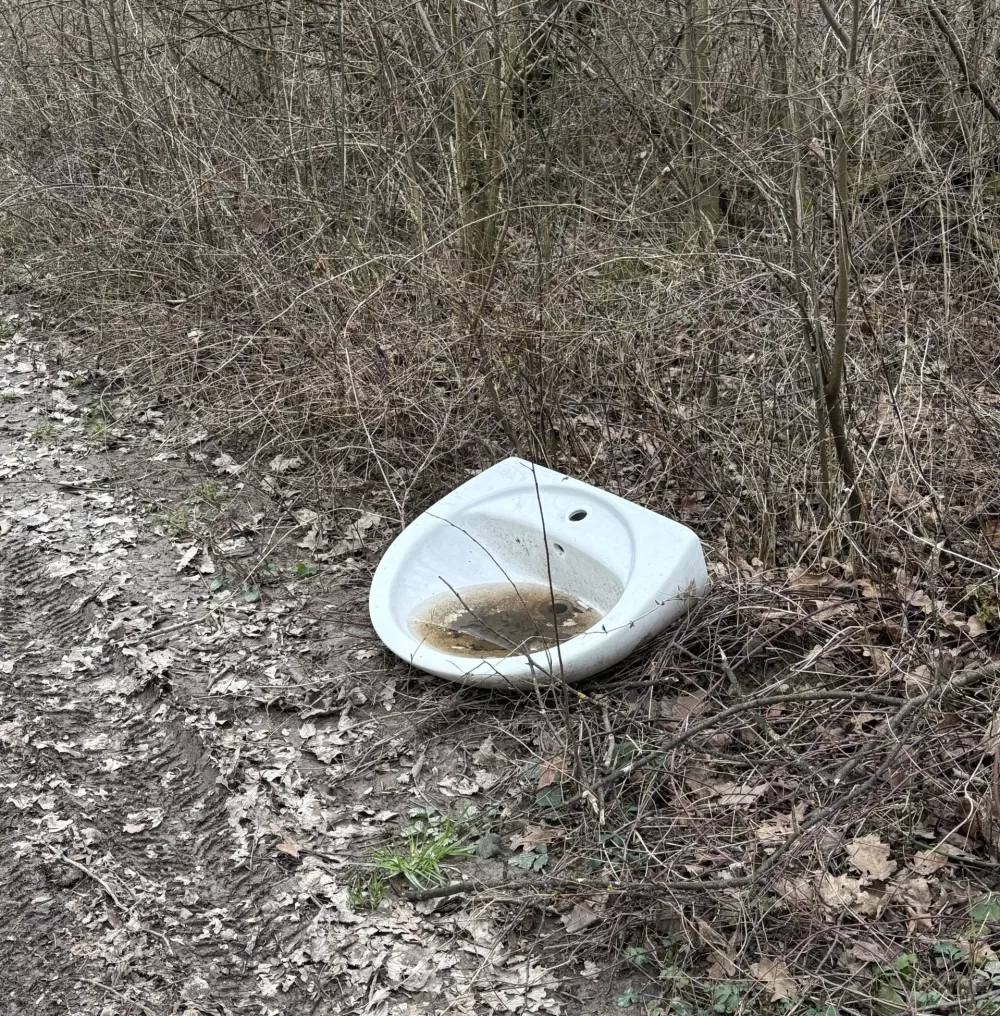 Plastični stol, vzmetnica, umivalnik &hellip; Okoli Save več divjih odlagali&scaron;č