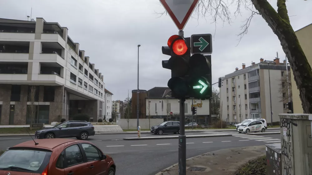 Nevarno v križi&scaron;če: ali je voženj skozi rdečo luč res več?