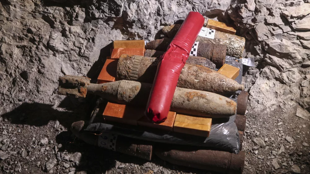 - mine - topovska granata - razstrelivo - neeksplodirana ubojna sredstva - - 12.12.2015 - iskalna akcija in uničenje neeksplodiranih ubojnih sredstev, Ren&scaron;ki vrh nad Novo Gorico  ///FOTO: Luka Cjuha.