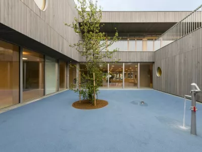 Vrtec Kočevje, enota Čebelica; zlati svinčnik 2023 za odlično izvedbo; strokovno priznanje Zbornice za arhitekturo in prostor Slovenije; avtorji arhitekture: svet vmes - Jure Hrovat, Ana Kreč, Katja Paternoster; avtorji krajinske arhitekture: Kolektiv Tektonika - Darja Matja&scaron;ec, Nejc Florjanc, Katja Mali. F foto Lov&scaron;in