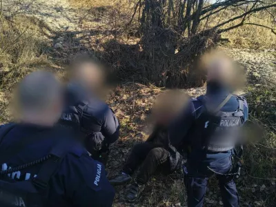 Aretacija 17-letnika, ki naj bi na jugu Poljske s sekiro umoril prababico in očima. Motiv &scaron;e ni znan. 