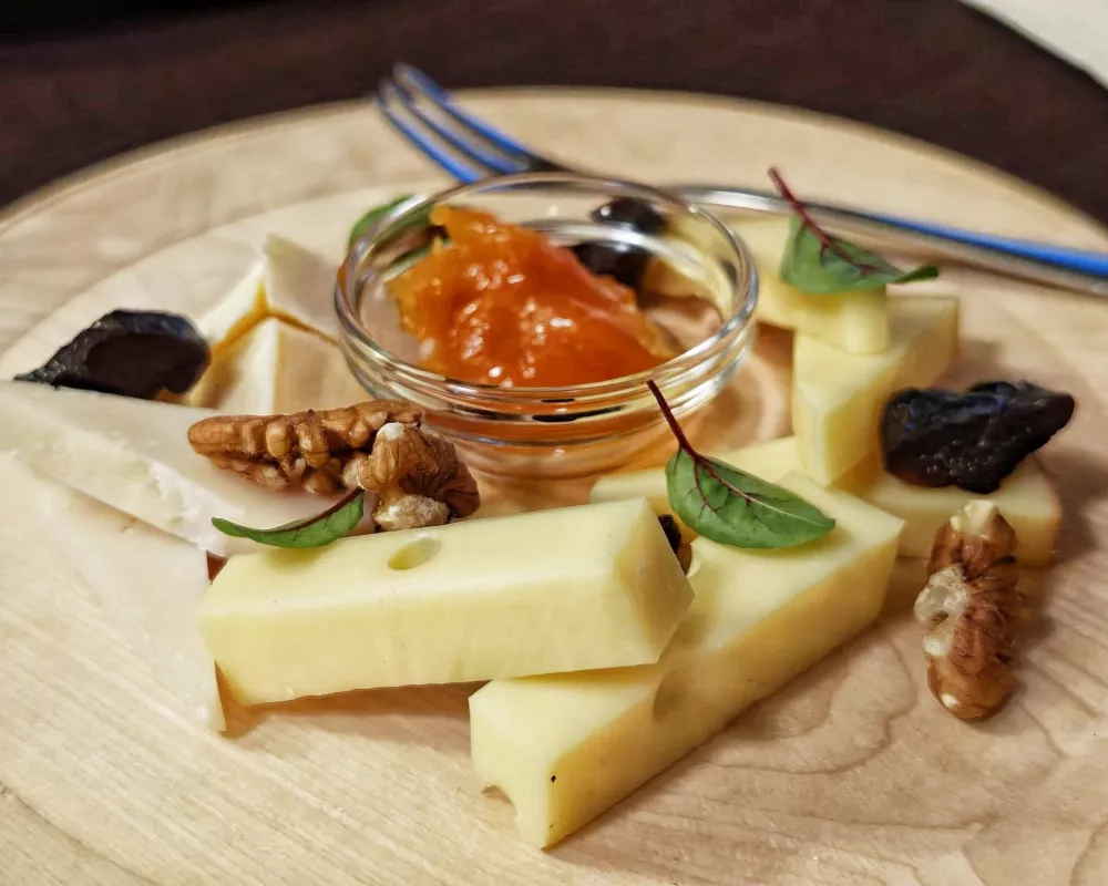 Krožnik sirov, Gostilna pri Hrvatu